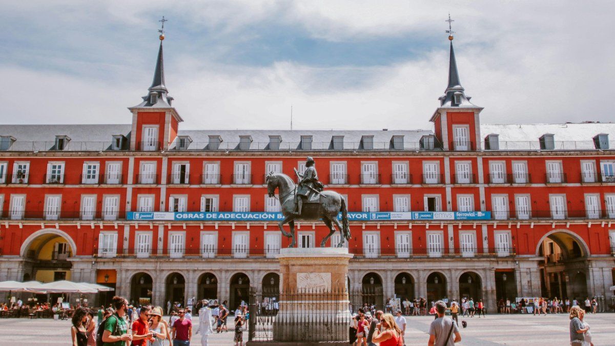Vacaciones en España: Plaza Mayor alberga albergando los principales eventos públicos, mercados y celebraciones que tienen lugar en Madrid.