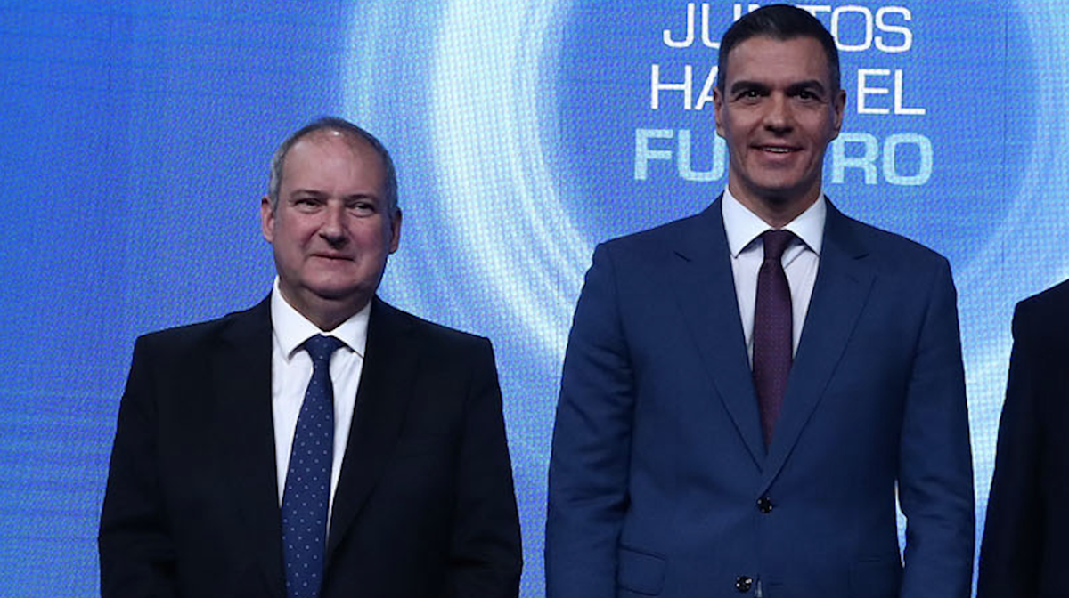 El ministro de Industria y Turismo, Jordi Hereu, y el presidente del Gobierno, Pedro Sánchez.