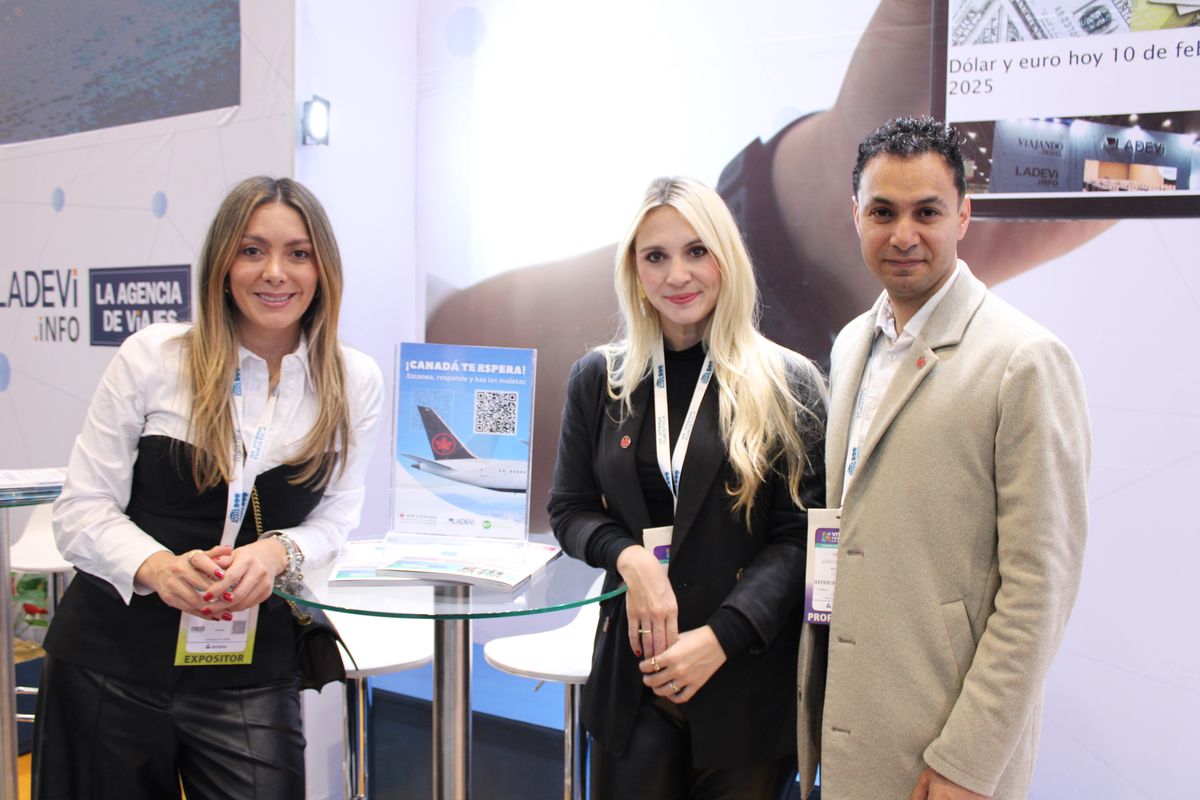 Jessica Sánchez con el equipo de Air Canada, para promocionar el sorteo de la aerolínea, en el stand de Ladevi.