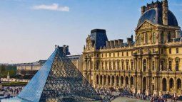El Museo del Louvre, uno de los imperdibles de París.