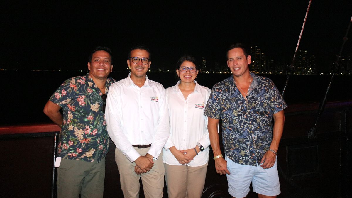 El equipo de Vidatur junto al equipo de Corpoturismo.