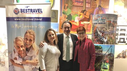 Sandra Rivera, directora de Mayoreo de Bestravel Service, Victor Orduz, gerente general de Bestravel Service y Diana Sosa, representante de Ventas para América Latina de SeaWorld Parks & Entertainment.