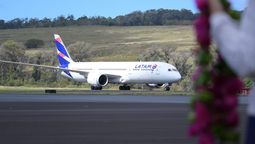 Latam Airlines es la única compañía con vuelos comerciales hacia Rapa Nui, conectando la isla con Santiago de Chile en 5 horas 20 minutos.