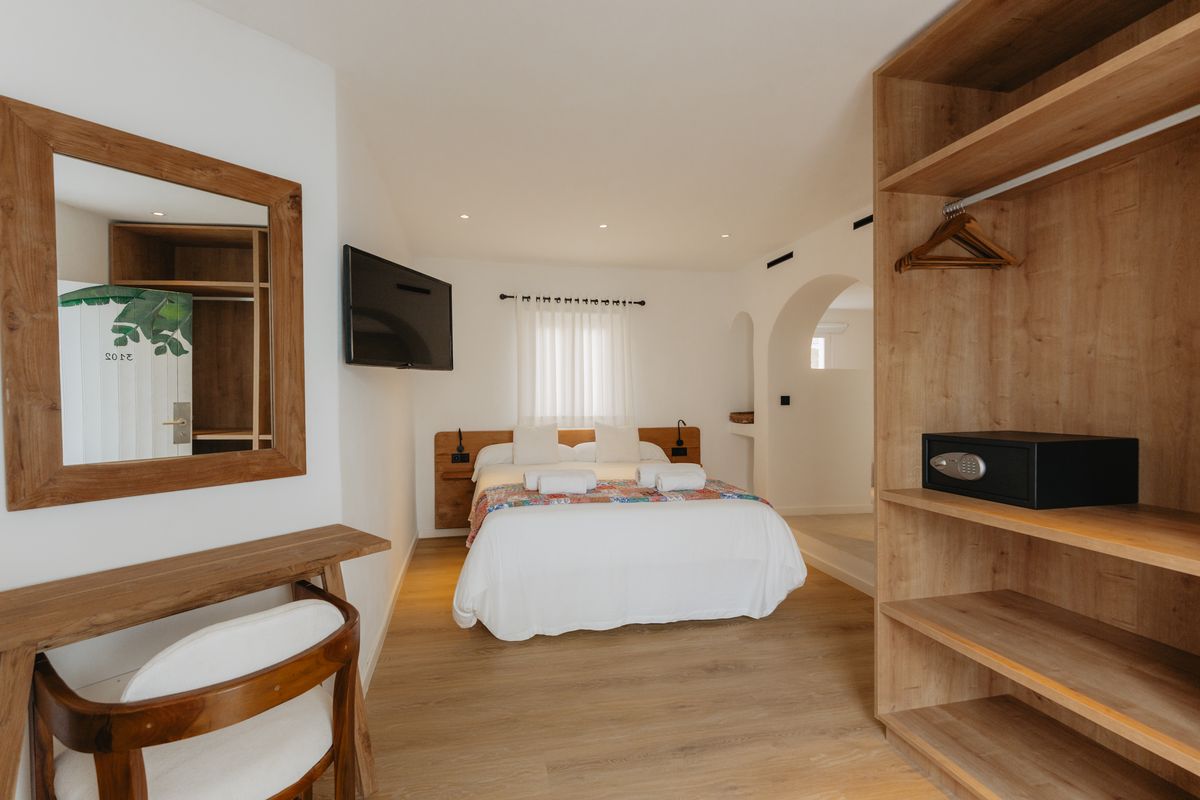 Una de las habitaciones del FERGUS Style Punta Arabí en Ibiza.