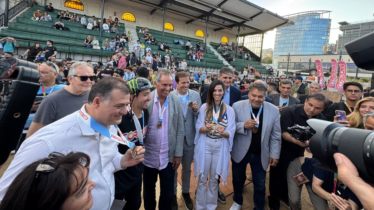José “Maligno” Torres, campeón olímpico de BMX; junto a Daniel Scioli, secretario de Turismo, Ambiente y Deportes de la Nación; Andres Deyá, presidente de Faevyt; Yanina Martínez, subsecretaria de Turismo de la Nación; y Gustavo Peralta, presidente de la Cámara de Turismo de Córdoba.&nbsp;