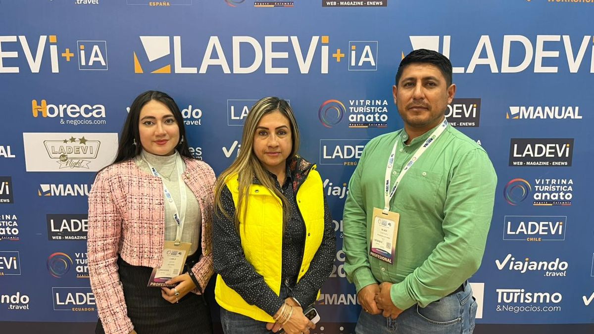 Camila Navas, Monica Osorio y Wilmer Constante, de MW Turismo, en la Vitrina Turística Anato 2026.