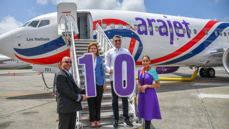 El acto de recibimiento de la nueva aeronave de Arajet estuvo encabezado por la vicepresidenta de República Dominicana, Raquel Peña, junto a Víctor Pacheco Méndez, CEO y Fundador de Arajet.