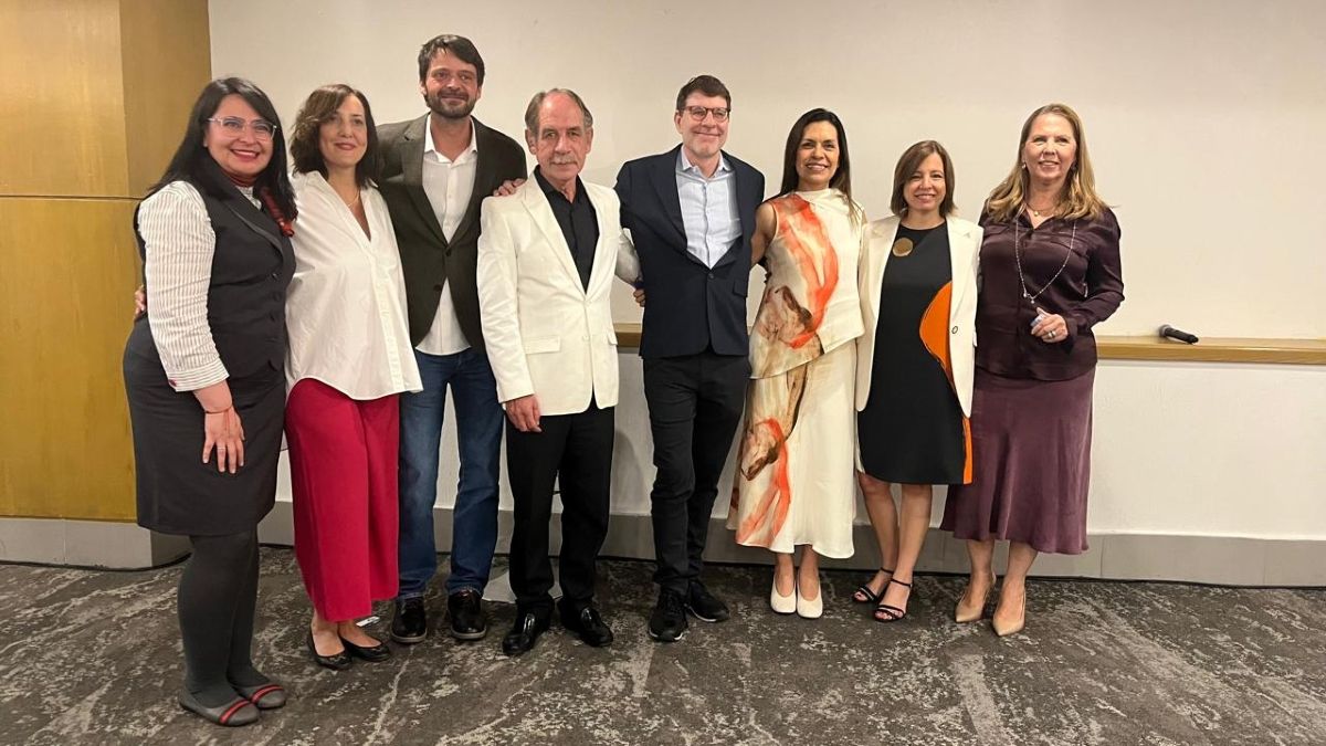 Guadalupe Sánchez, directora de Volando Viajes, junto a los expositores del evento.&nbsp; 