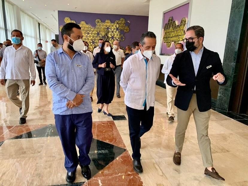 Braulio Arsuaga (CNET) y Carlos Joaquín González, gobernador de Quintana Roo.