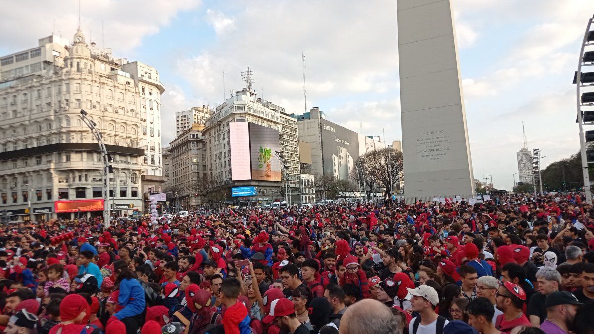 Buenos Aires: así lucía el Obelisco durante la gran convocatoria de Spider-Man para romper el récord de mayor cantidad de personas disfrazadas del personaje.
