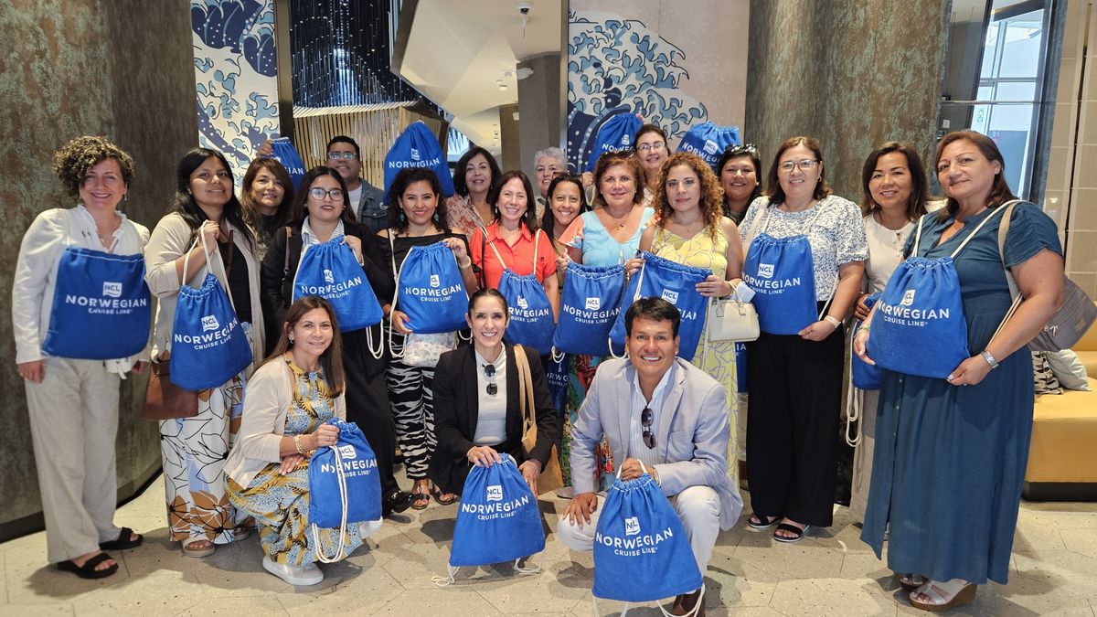 Luego de la visita guiada, los agentes recibieron un presente de parte de la naviera NCL.
