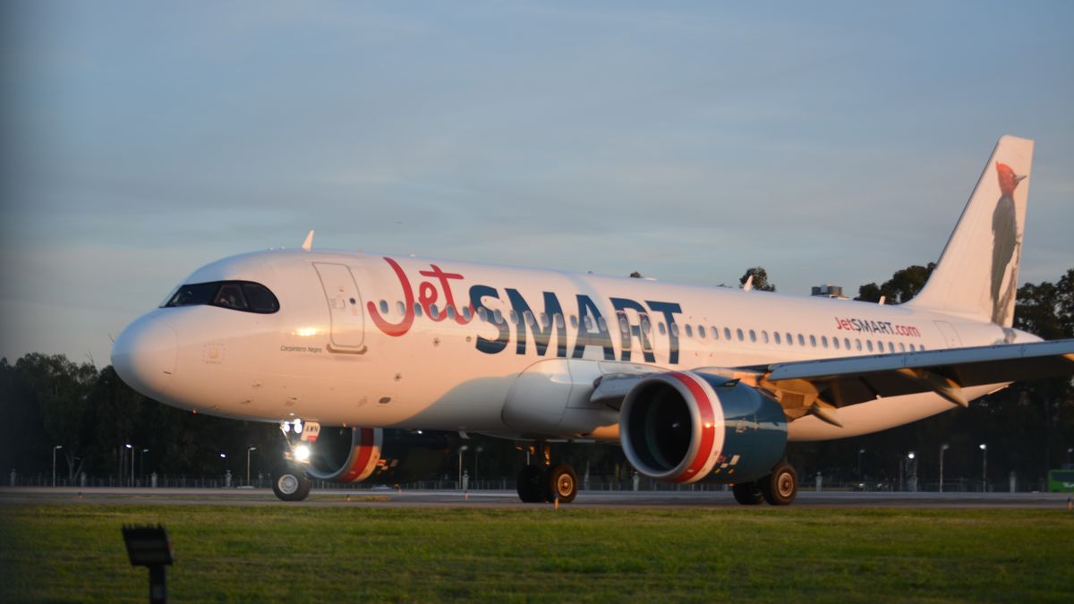 Paro de JetSMART: la aerolínea low cost anunció un paro y te contamos cuándo será y los motivos de la medida de fuerza.&nbsp;