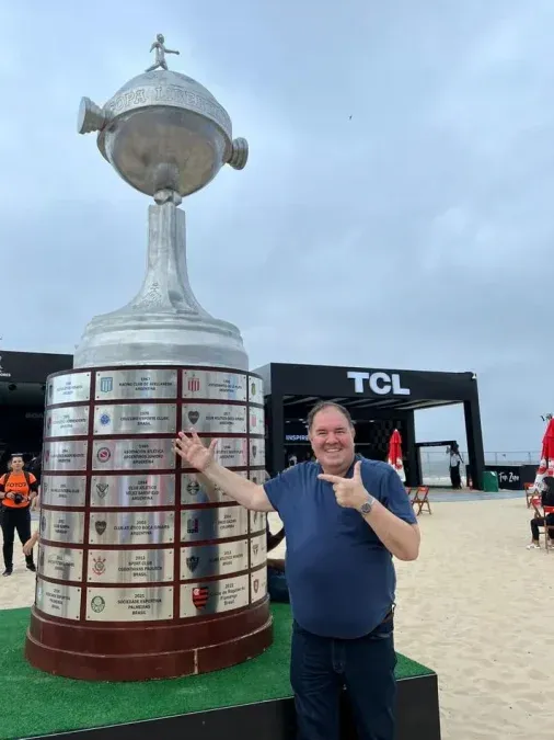 Claudio Palacios, titular de Julia Tours, esperando a sus pasajeros en Río de Janeiro.
