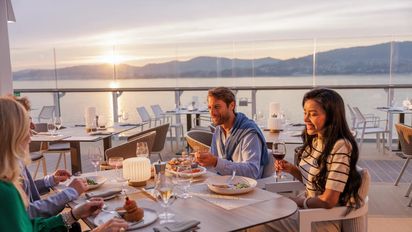 Dentro del portafolio de Deluxe Reps, Silversea destaca por sus itinerarios de vuelta al mundo, ofreciendo la oportunidad de explorar varios continentes con estancias prolongadas en puertos y un servicio excepcional.