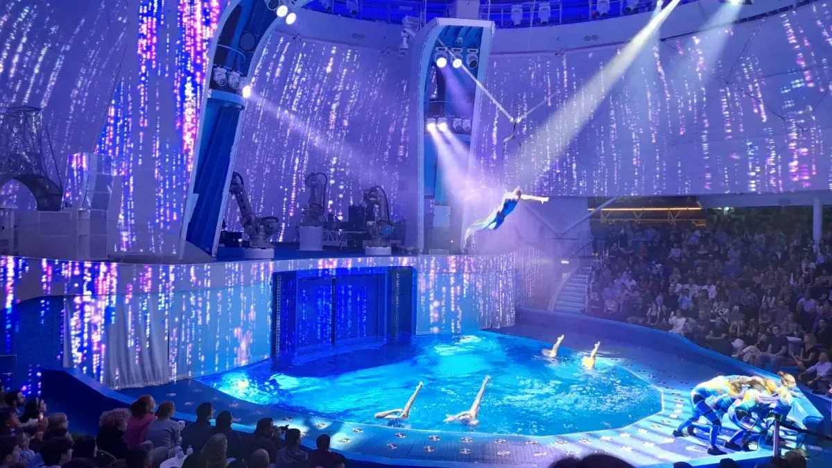 La reciente incorporación de Royal Caribbean; Icon of the seas, ofrece espectáculos a bordo en el nuevo AquaDome, un espacio inmersivo con pantallas robóticas y una cascada dinámica.