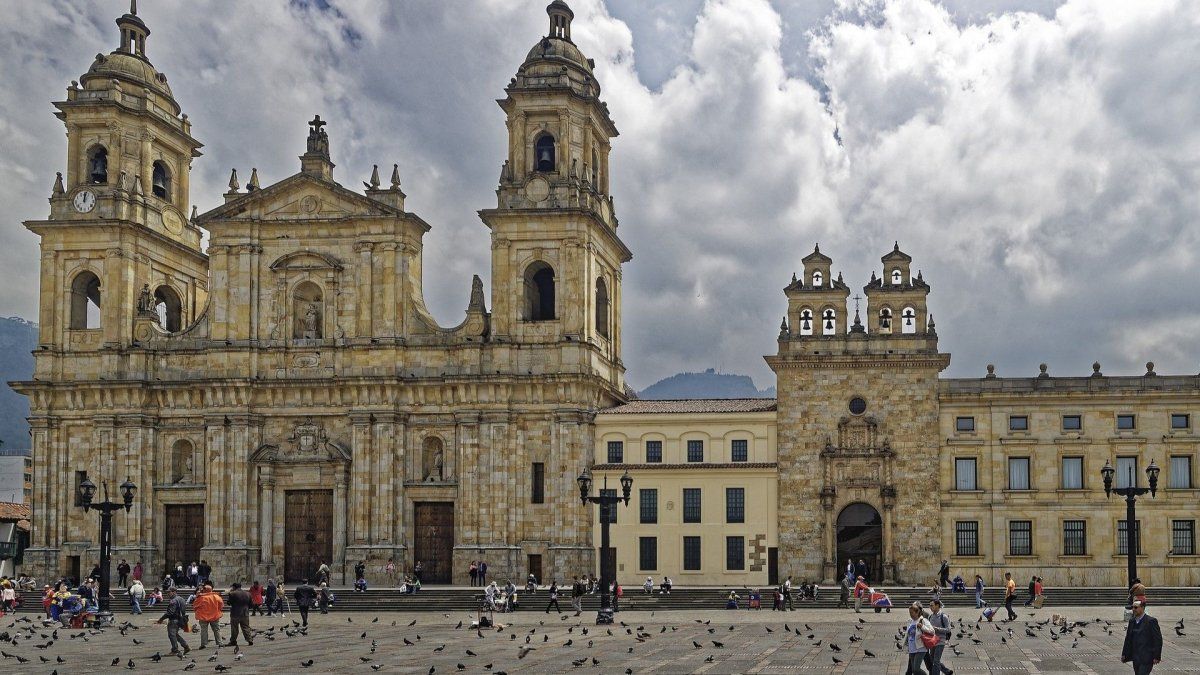 Vacaciones en Colombia: algunos de los imperdibles en Bogotá son la Plaza de Bolívar, la Catedral Primada y la Casa de Nariño, sede del Gobierno. Vacaciones en Colombia: algunos de los imperdibles en Bogotá son la Plaza de Bolívar, la Catedral Primada y la Casa de Nariño, sede del Gobierno.