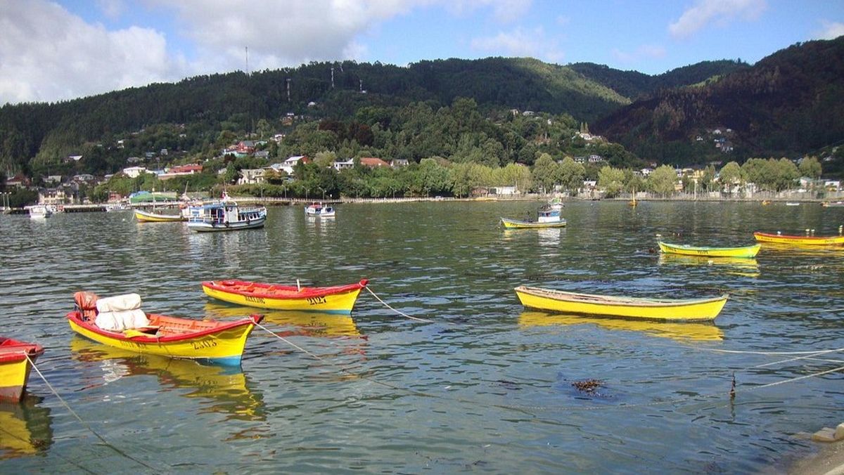 Bahía Corral mezcla historia, mar y naturaleza, con playas extensas y un entorno ideal para el descanso en el sur de Chile.