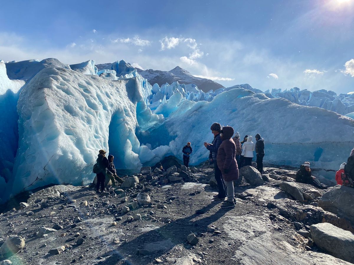 Caminatas por las pasarelas, trekking sobre el glaciar y navegaciones, son las propuestas más destacadas para maravillarse y acercarse con el Glaciar Perito Moreno.