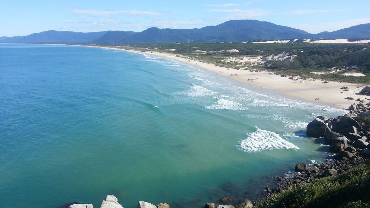 La playa de Moçambique es la más extensa de Florianopolis.