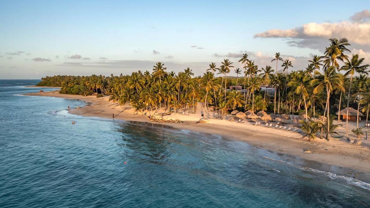 Playa Esmeralda, arenas vírgenes, aguas transparentes y exuberante vegetación.