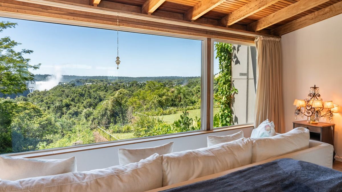 La Royal Suite de Gran Meliá Iguazú se extiende en 344 m² distribuidos en dos plantas, con piscina privada infinita y terrazas panorámicas. La Royal Suite de Gran Meliá Iguazú se extiende en 344 m² distribuidos en dos plantas, con piscina privada infinita y terrazas panorámicas.