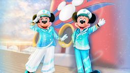 La capitana Minnie Mouse y el capitán Mickey Mouse con los nuevos trajes conmemorativos del 25° aniversario de Disney Cruise Line.