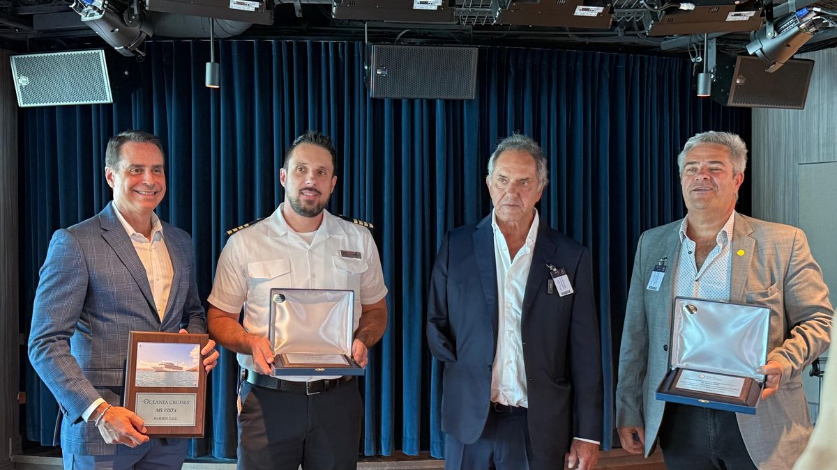 Intercambio de placas entre el Oceania Vista y Argentina: Frank Medina, vicepresidente de Ventas de NCL para Latinoamérica y el Caribe; junto a Vinko Besjedica, Staff Capitain de Oceania Cruises; Daniel Scioli, secretario de Turismo y Ambiente; y Mariano Stabielli, socio y director de Vanguard Marketing.