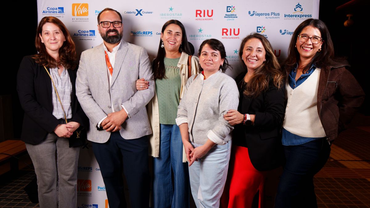 Pasajeros presentes en el evento de AF Viajes.