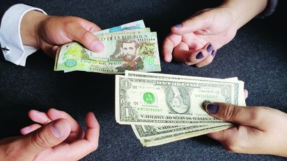 El peso colombiano se fortalece frente al dólar.