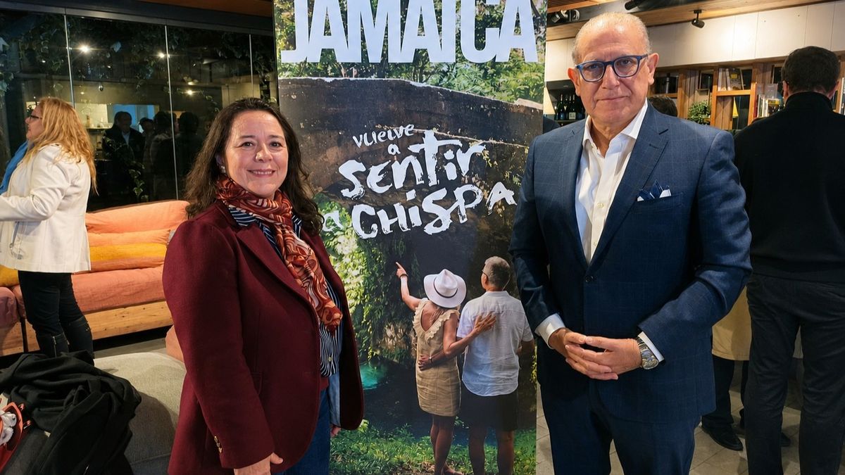 Lorena Arriagada, secretaria general de la Asociación Chilena de Empresas del Turismo (Achet), junto a Alex Pace, de la Oficina de Turismo de Jamaica. Lorena Arriagada, secretaria general de la Asociación Chilena de Empresas del Turismo (Achet), junto a Alex Pace, de la Oficina de Turismo de Jamaica.