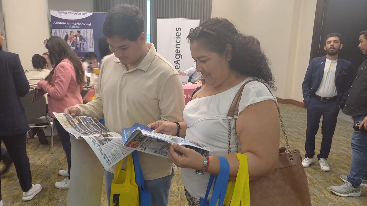 Agentes de viajes con la revista La Agencia de Viajes Ecuador en Ladevi Workshop en Guayaquil.