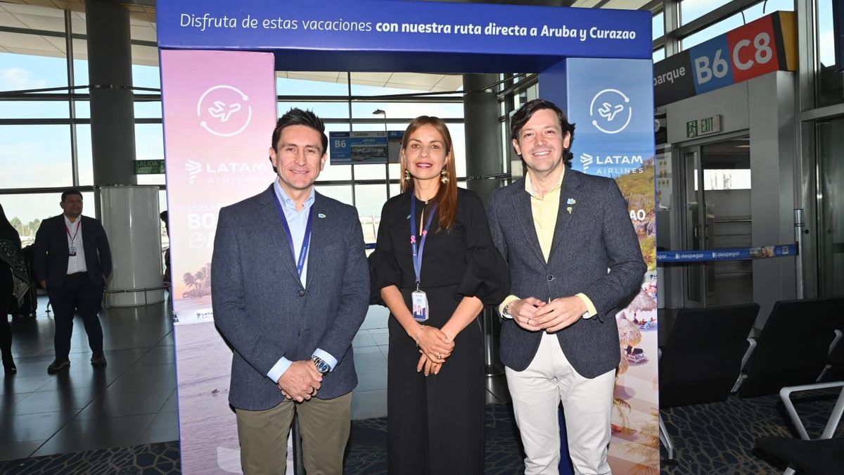 Camilo Prieto, gerente nacional de Ventas; Erika Zarante, CEO de Latam Airlines Colombia; y Jordan Schlipken Croes, director de la Autoridad de Turismo de Aruba para Latinoam&eacute;rica.