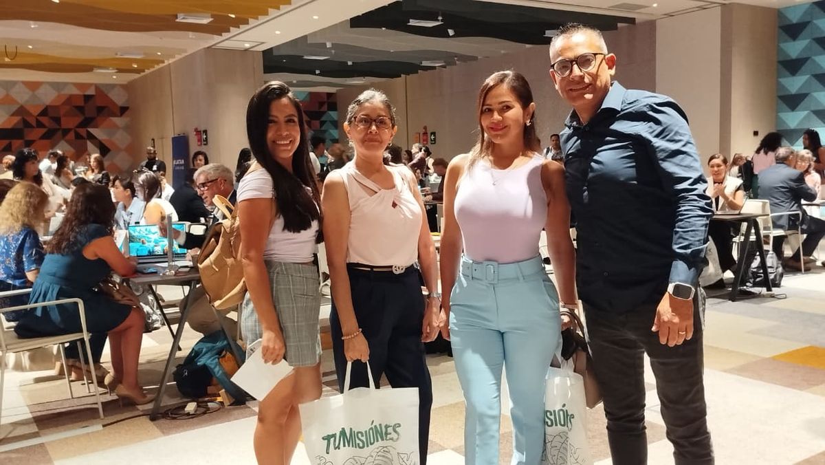 El equipo de Grupo GEA Per&uacute; junto a los agentes.