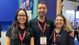 Special Tours en WTM Latin America: Aitor Canedo, director comercial para América Latina, junto a las ejecutivas comerciales Daniele Silva y Vanessa Galdini.