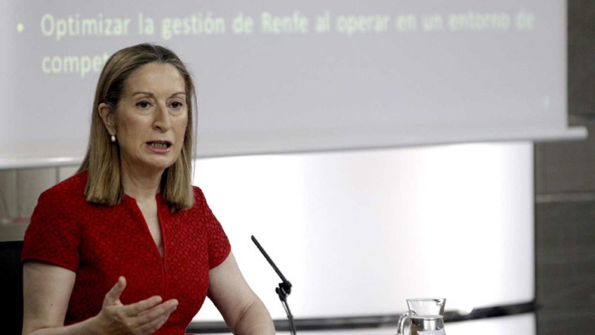Ana Pastor, ministra de Transportes en 2012, en la rueda de prensa en la que anunció la liberalización del sector ferroviario en España.
