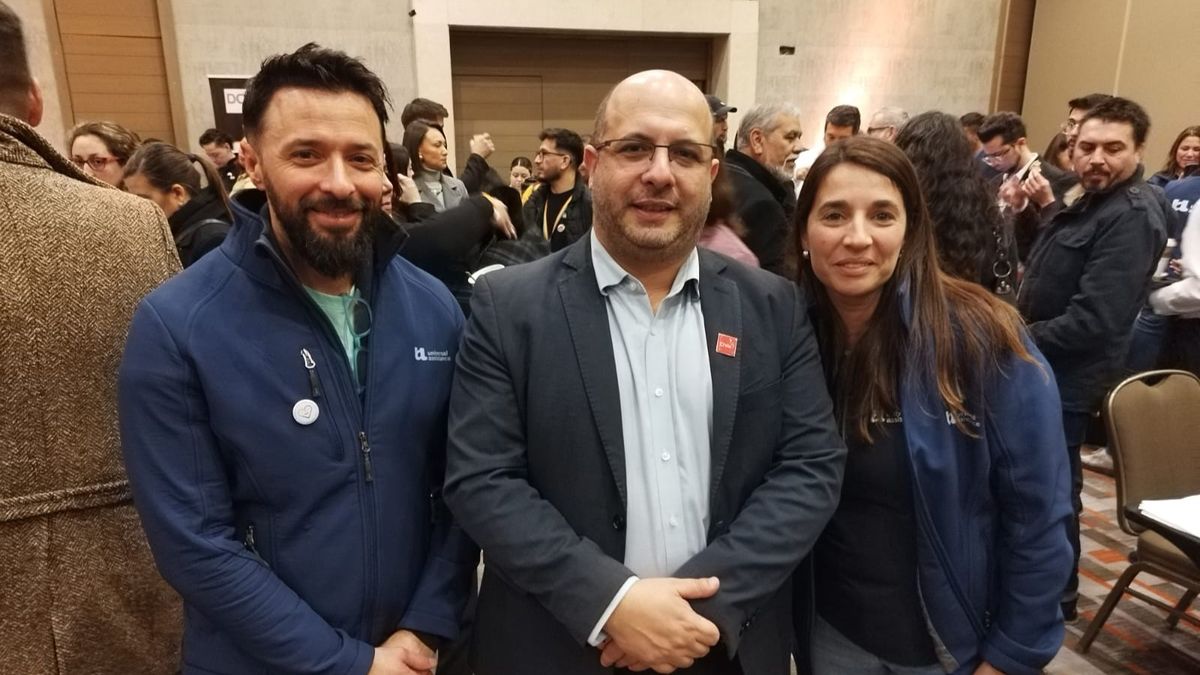 Cristóbal Benítez, director nacional de Sernatur, junto al equipo de Universal Assistance. 
