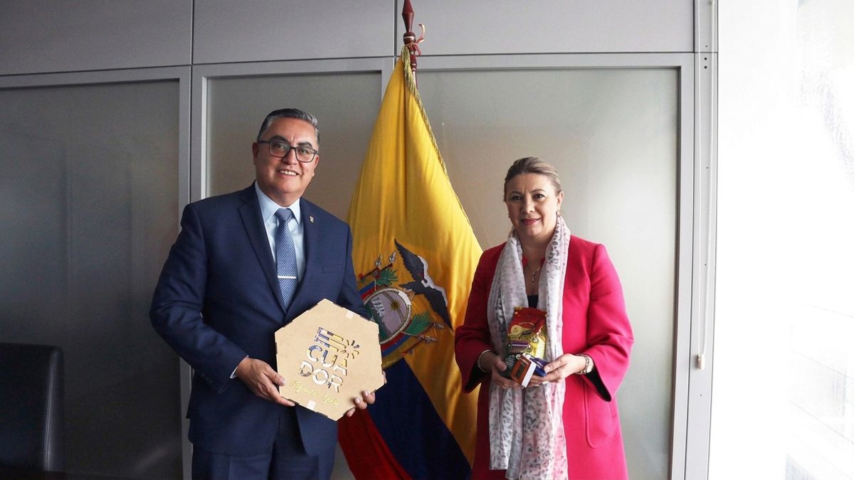 José Arturo Rodríguez, embajador de Guatemala en Ecuador, y Silvana Peñaherrera, viceministra de Producción, Industria y Turismo.&nbsp;