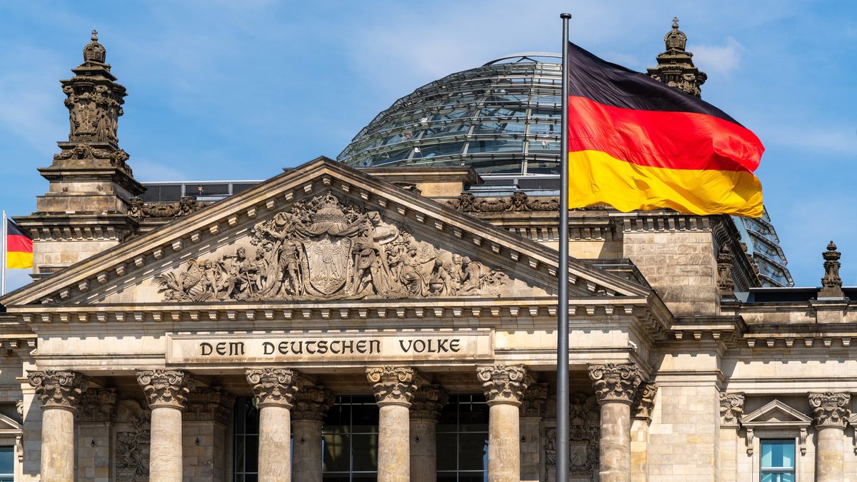 Alemania es un destino que combina tradición y modernidad: desde castillos de cuento en Baviera hasta la vibrante vida cultural de Berlín.