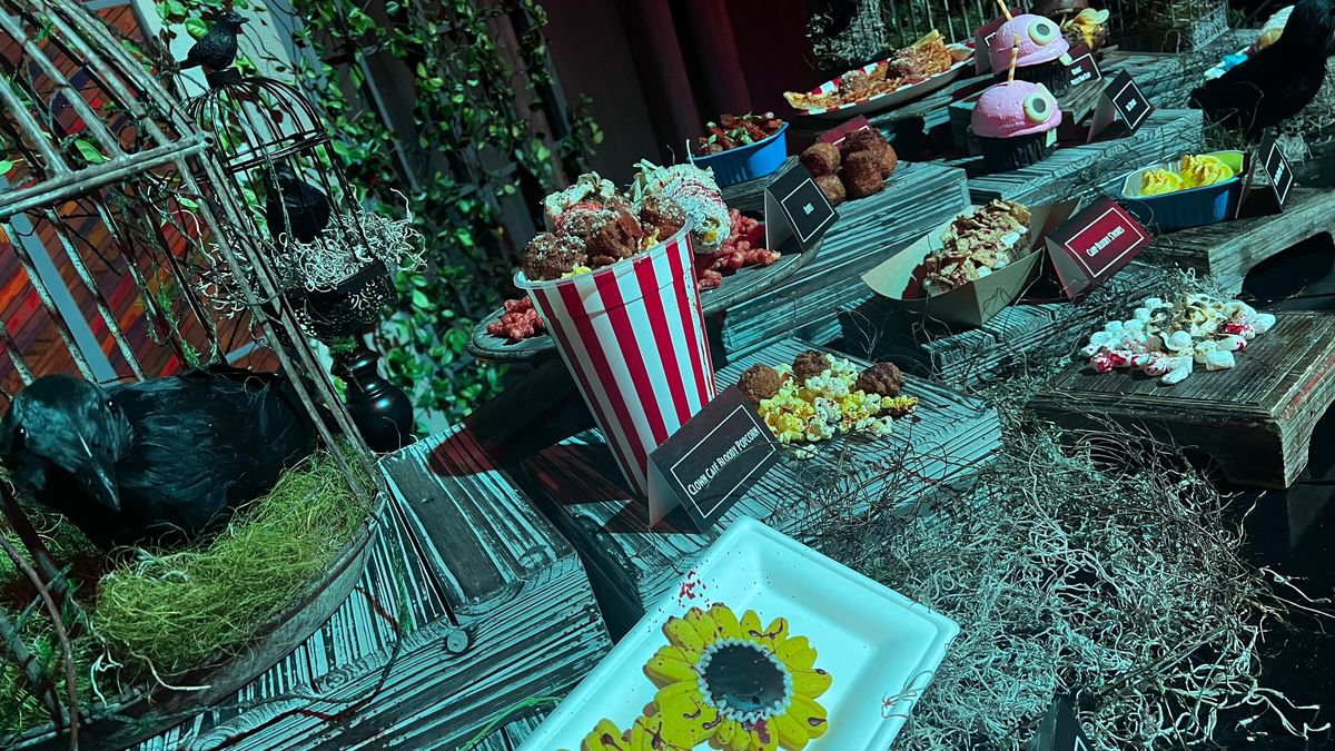 Universal Destinations & Experiences: preparaciones culinarias alusivas a los temas de las casas embrujadas principales acompañan las visitas.