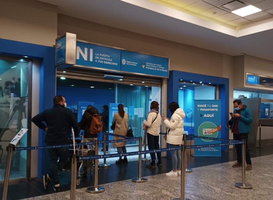 Polémica con los pasaportes: las demoras afectan a más de 200 mil personas. El gobierno de Javier Milei prioriza los trámites que salen más caros.