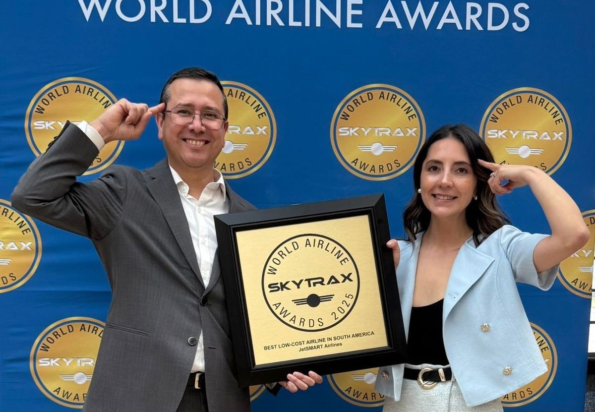 Rodrigo Barrios y Aylin Ubilla recibieron el nombre de JetSMART el premio Skytrax 2025 a Mejor Aerolínea de Bajo Costo de Sudamérica. - Ladevi Medios y Soluciones Rodrigo Barrios y Aylin Ubilla recibieron el nombre de JetSMART el premio Skytrax 2025 a Mejor Aerolínea de Bajo Costo de Sudamérica.