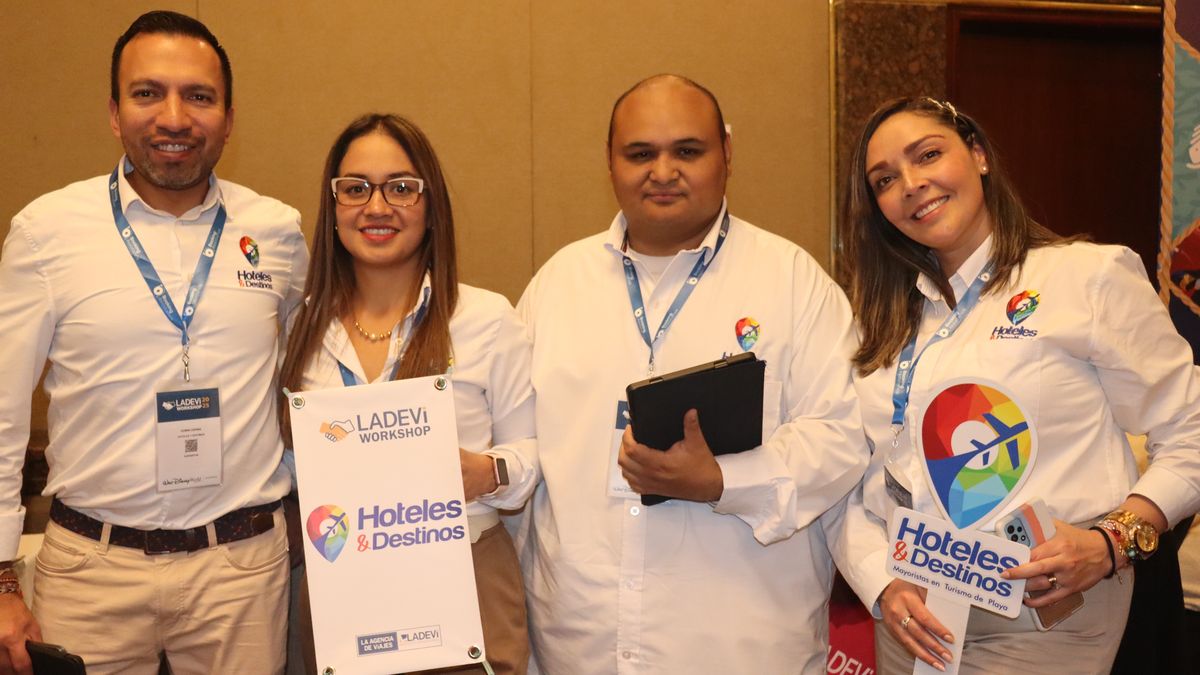 Yudy Cómbita Delgado, directora comercial y de Operaciones de Hoteles y Destinos y su equipo en el Ladevi Workshop de Bogotá.