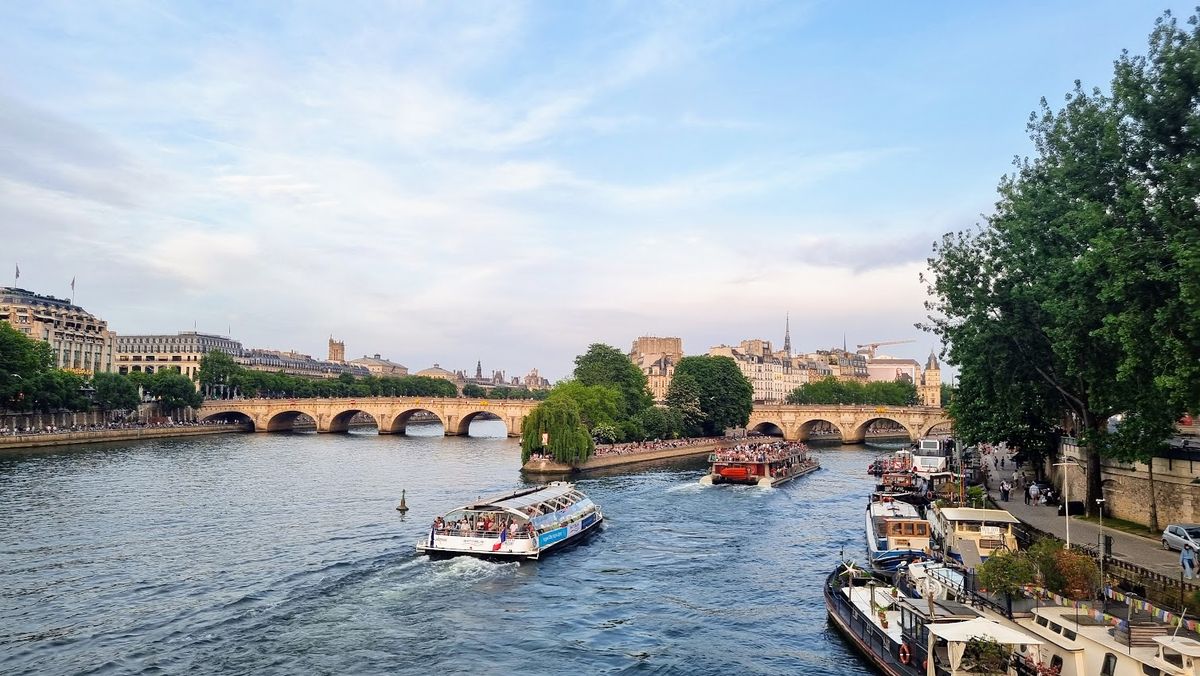 París, el Sena, los puentes y toda la mitología de una ciudad que es una juguetería para románticos.