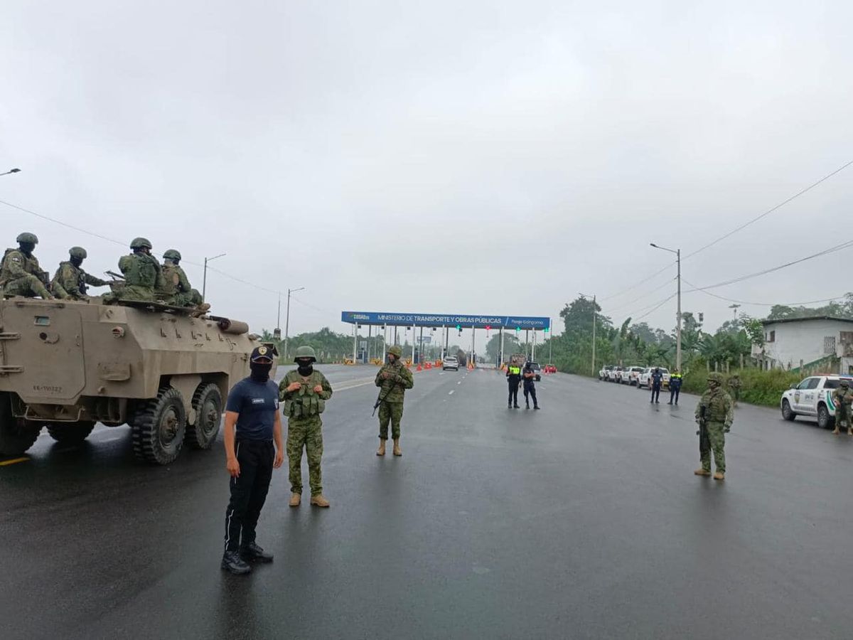 El Ministerio de Transporte desplegó un mayor número de fuerzas militares y policiales en las carreteras del país para frenar la inseguridad. - Ladevi Medios y Soluciones El Ministerio de Transporte desplegó un mayor número de fuerzas militares y policiales en las carreteras del país para frenar la inseguridad.