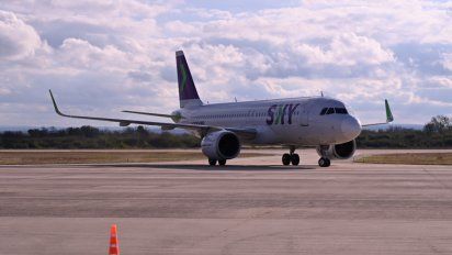 El avión de Sky maniobrando en la plataforma del aeropuerto de Valle de Conlara, próximo a Villa de Merlo.
