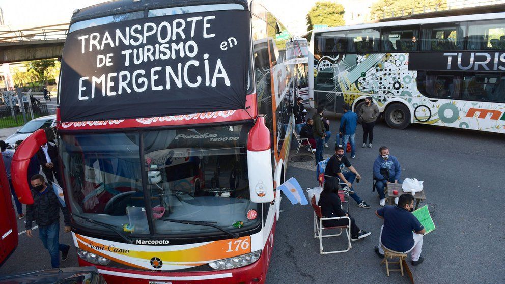 Agentes de viajes y operadores de buses ponen en agenda nacional la sangría comercial que conlleva las restricciones.