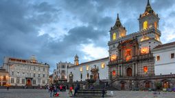Quito cuenta con las mas de bellas iglesias antiguas de América Latina. La mayoría de las iglesias de la capital ecuatoriana se encuentran a poca distancia unas de otras en el distrito histórico.