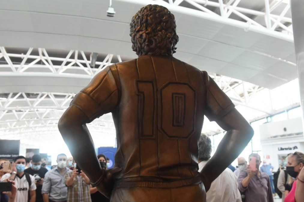 La estatua de Maradona se encuentra en la Terminal A de Ezeiza.