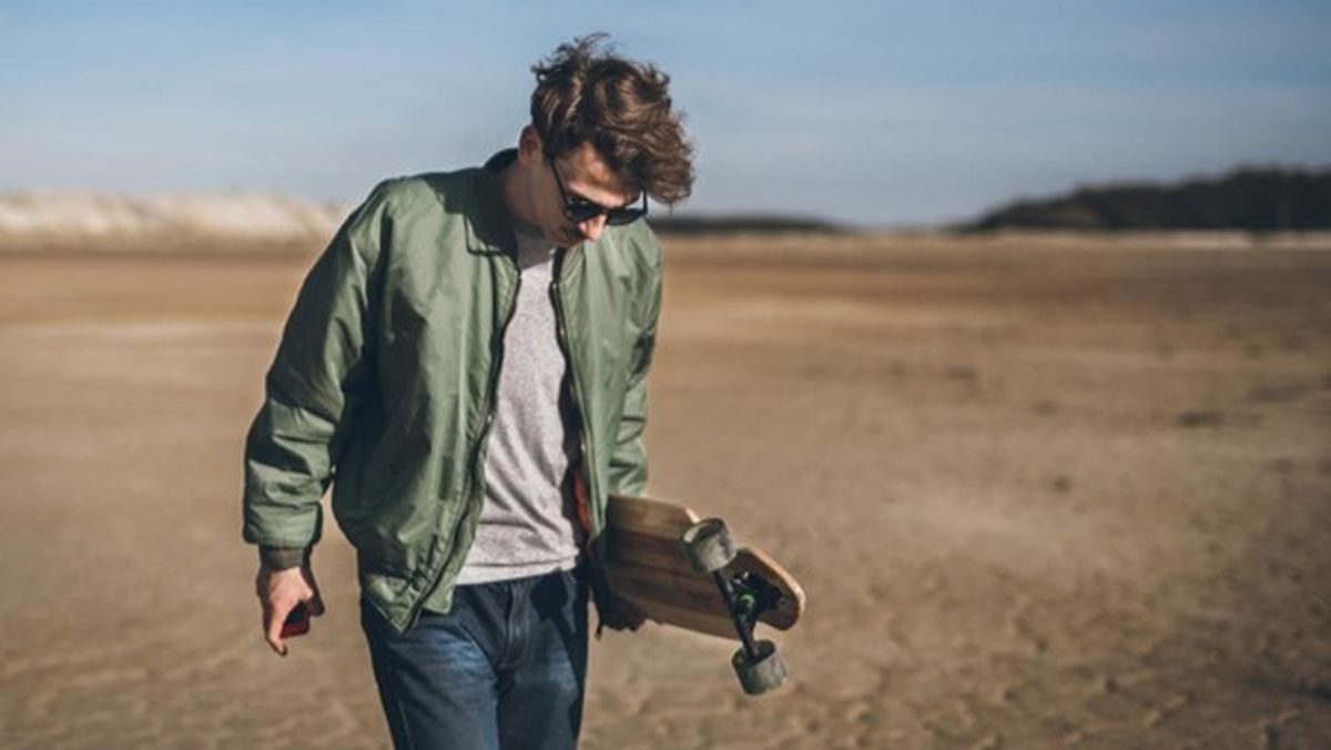 Complementa con un gorro de lana, una mochila sobria o anteojos con marco metálico.