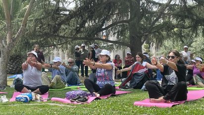Yoga colectivo fue una actividad de bienestar convocada por Sernatur.